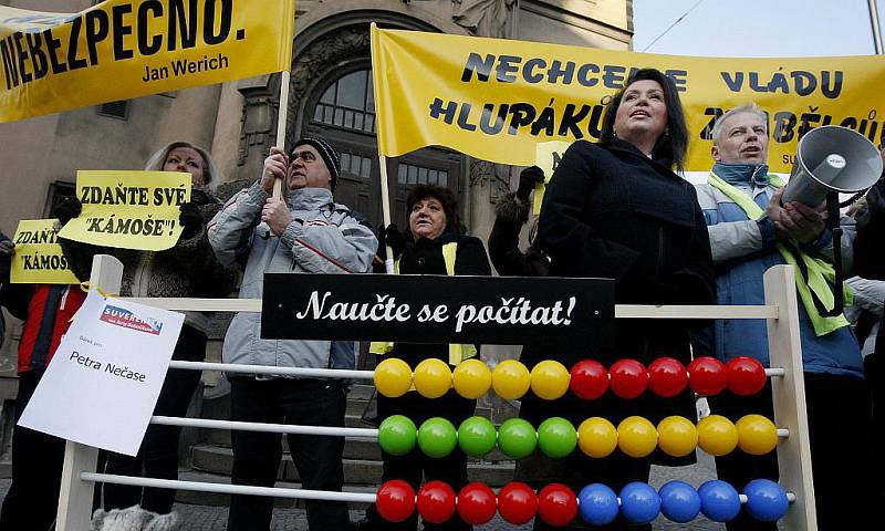 Představitelé Suverenity – bloku Jany Bobošíkové (SBB) demonstrovali 9. března v Praze před Úřadem vlády proti zvýšení DPH.