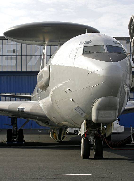 Zástupci letectva Armády ČR a letecké síly NATO představili 18. září na starém letišti Praha - Ruzyň zmodernizovaný letoun Boeing B-707/320 AWACS vybavený kruhovou rotační radarovou anténou.