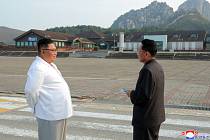 Severokorejský vůdce Kim Čong-un (vlevo) v  turistickém letovisku v Diamantových horách.