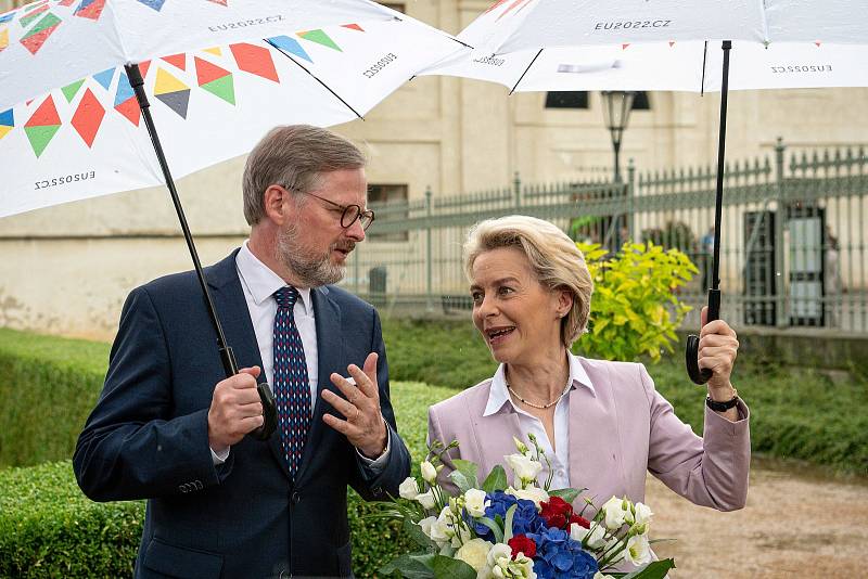 Členové české vlády přicházejí na společné zasedání české vlády a Evropské komise u příležitosti zahájení českého předsednictví v Radě EU, 1. července 2022, Litomyšl. Předsedkyně Evropské komise Ursula von der Leyenová a premiér české vlády Petr Fiala.