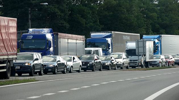 Vláda ve svém daňovém balíčku počítá se zdražením dálniční známky.