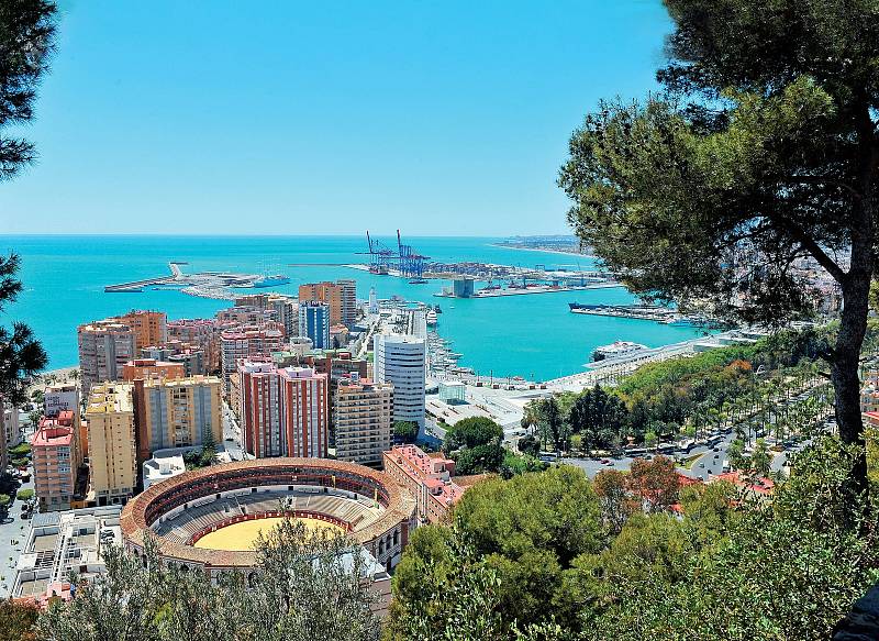 Malaga, druhé největší město španělské Andalusie, ve kterém se narodili legendární malíř Pablo Picasso a filmová hvězda Antonio Banderas, nabízí všechny možné druhy zážitků a celoročně příjemné počasí.