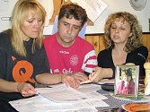 z Buštěhradu tvrdí, že jejich dceru ze školy vyhnal nedostatek zájmu. Společně s Šárkou Tyburcovou (vpravo) sepsali petici pro městský úřad.