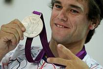 Kajakář Vavřinec Hradilek se stříbrnou medailí po příletu z olympijských her v Londýně.
