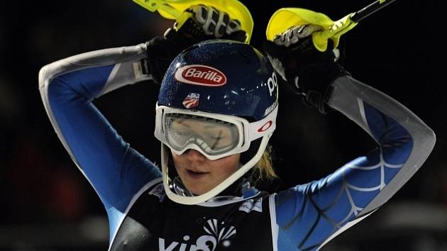 Mladičká Mikaela Shiffrinová se raduje z vítězství v záhřebském slalomu.