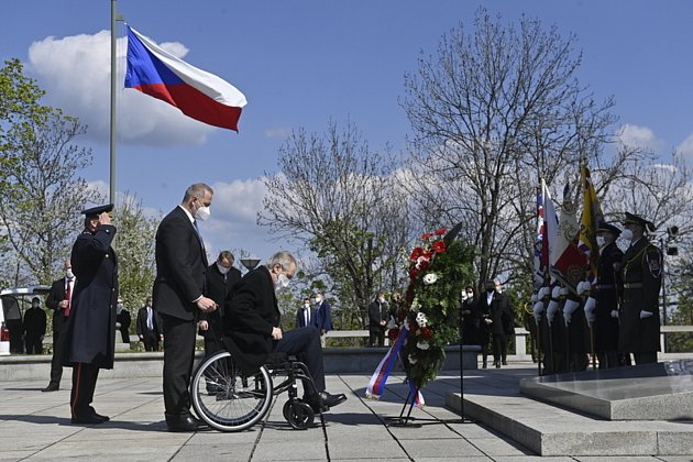 Prezident Miloš Zeman (třetí zleva) položil věnec u hrobu Neznámého vojína na pražském Vítkově při pietním aktu.