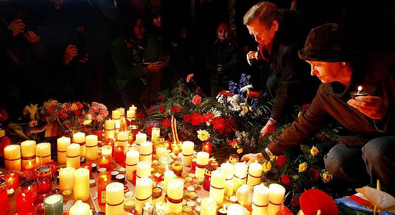 Lidé si na Národní třídě v Praze připomínali 17. listopadu 20. výročí sametové revoluce. Květinu k památníku studentů položil i exprezident Václav Havel.