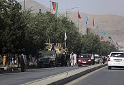 Bojovníci Tálibánu u letiště v Kábulu