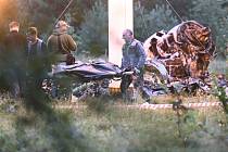 Lidé odnášejí pytel s mrtvým tělem od trosek havarovaného soukromého letadla, v němž měl cestoval Jevgenij Prigožin.