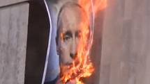 Na serveru YouTube se v pátek objevil videoklip, na němž jiné členky Pussy Riot, které jsou na svobodě, v maskách demonstrativně pálí obraz prezidenta Putina a děkují popové hvězdě Madonně a dalším zahraničním umělcům za podporu. 