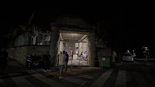 Noční evakuace turistů z hotelu na řeckém ostrově Rhodos