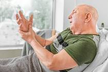 Pro Parkinsonovu nemoc je typická také únava, ztížená mluva, deprese a závratě.