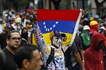 Venezuelané protestují proti vládě a prezidentovi.