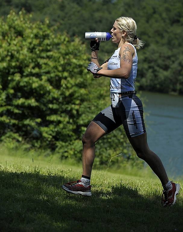 Xterra na Hostivařské přehradě v Praze - Ivana Loubková, vítězka závodu žen a celkové druhá.