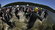 Xterra na Hostivařské přehradě v Praze - start závodu.