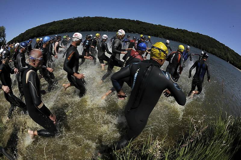 Xterra na Hostivařské přehradě v Praze - start závodu.