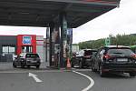 Ropa je teď nejdražší za poslední tři roky, což se následně odráží i v cenách pro české motoristy.