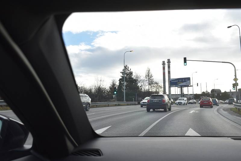 Čelní sloupek je tlustší a tedy je o něco horší výhled do strany a nahoru