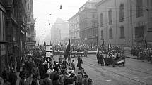 Manifestace na Kossuthově náměstí v Budapešti 25. října 1956. Na náměstí sovětští vojáci postříleli desítky lidí.