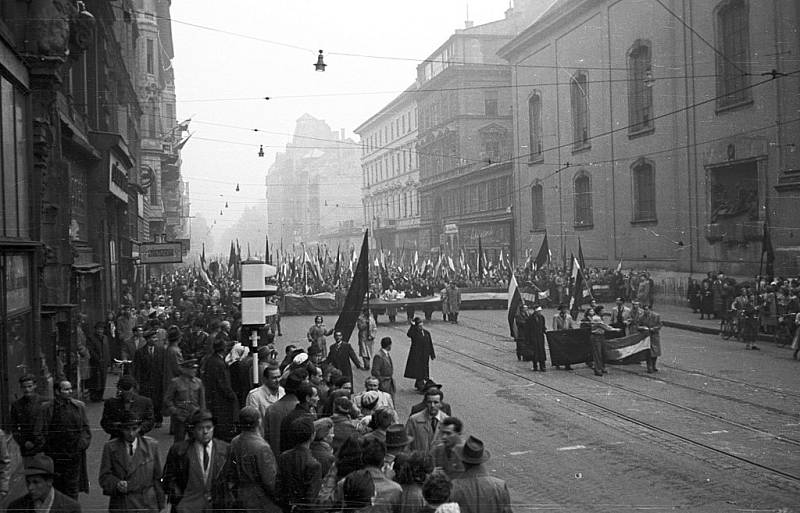Manifestace na Kossuthově náměstí v Budapešti 25. října 1956. Na náměstí sovětští vojáci postříleli desítky lidí.