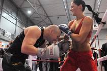 Miss aerobic Táňa Bednářová a profesionální boxer Lukáš Konečný zinscenovali duel v rámci premiérového ročníku největší fitness výstavy v Česku – Fitness Expo