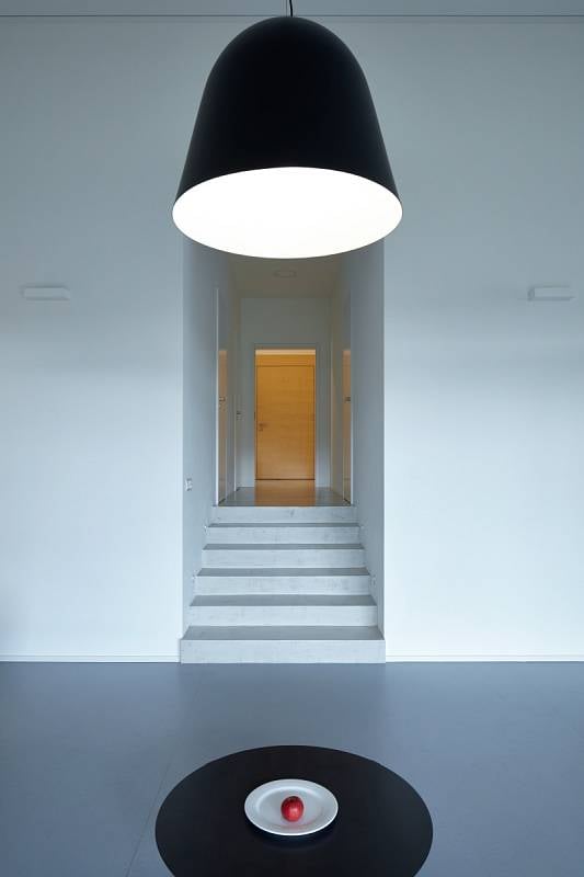 Interiér domu v Litvínovicích je pak stejně minimalistický jako exteriér.