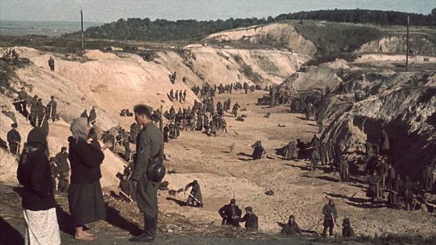 Koncem září 1941 došlo k masakru v rokli Babyn Jar u Kyjeva. Na snímku sovětští vojáci odkrývající zdejší masový hrob