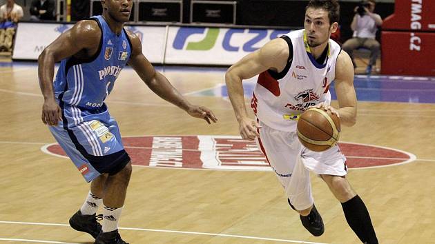 Basketbalisté Pardubic (v bílém) v zápase s Prostějovem.