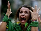 Nešťastná brazilská fanynka neprožívala konec zlatého snu lehce.