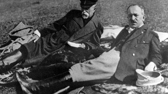Prezident ČSR Tomáš Garrigue Masaryk (vlevo) a ministr Edvard Beneš leží v trávě v Topolčiankách.