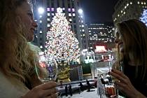 V centru New Yorku se rozsvítil tradiční vánoční strom.