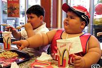 Obézní děti v McDonaldu ilustrační foto