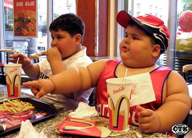 Obézní děti v McDonaldu ilustrační foto