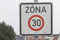 V několika komínských ulicích se sníží maximální rychlost na 30 kilometrů v hodině.