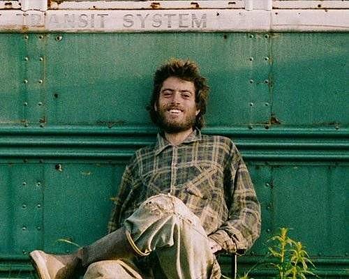 Christopher McCandless před magic busem v době, kdy ještě netušil, že se mu tento vrak stane osudným