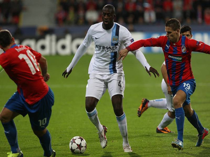 Yaya Touré z Manchesteru City (v bílém) kličkuje mezi fotbalisty Plzně Pavlem Horváthem (vlevo) a Janem Kovaříkem.