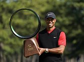 Americký golfista Tiger Woods pózuje s trofejí po vítězství na turnaji Zozo Championship v Čibě.