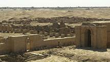 Ruiny starověkého města Hatra v Iráku. Jeho součástí bylo i několik chrámů, které ale mohutně v letech 2015 až 2017 zničil Islámský stát. Snímek pochází z dřívějších let