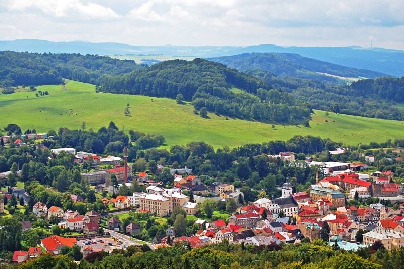 Z Jehly jsou vidět Lužické hory, Labské pískovce i České středohoří.