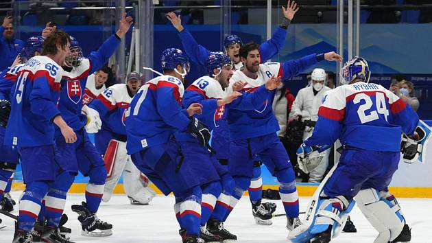 Slovenští hokejisté se radují z bronzových olympijských medailí.