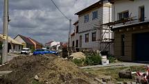 Obec Hrušky na Břeclavsku. Stopy po tornádu jsou vidět i rok od katastrofy.