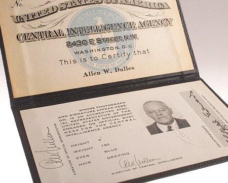 Průkaz ředitele CIA Allena Dullese. Právě Dulles v roce 1953 schválil spuštění tajného programu MKUltra. Dulles stál v čele CIA v letech 1951 až 1961.
