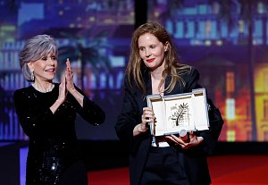 Režisérka Justine Trietová přebírá zlatou palmu na festivalu v Cannes za film Anatomie pádu