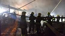 Hasiči likvidují požár nákupního centra v ukrajinském Kremenčuku.
