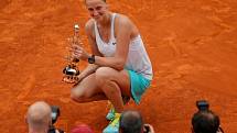 Petra Kvitová s trofejí za triumf v Madridu