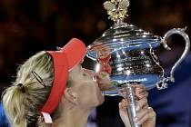 Angelique Kerberová s trofejí z Australian Open