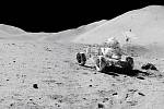 Lunární rover zachycený na záběrech, zaostřených umělou inteligencí