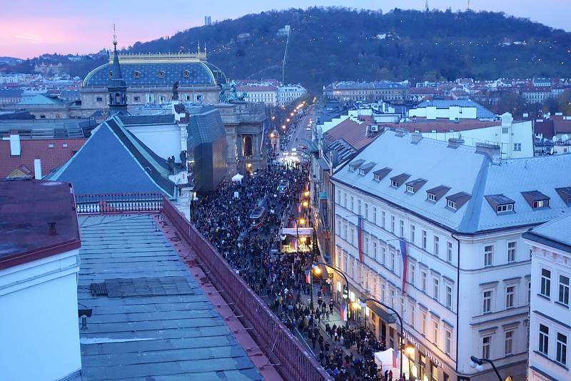 Lidé si v neděli 17. listopadu na pražské Národní třídě připomněli 30leté výročí sametové revoluce