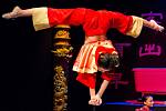 Čínský národní cirkus Shanghai nights-handstand. 