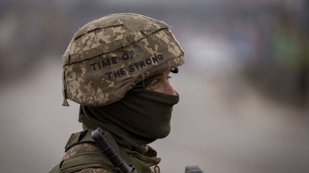 Ukrajinský voják na předměstí Kyjeva.